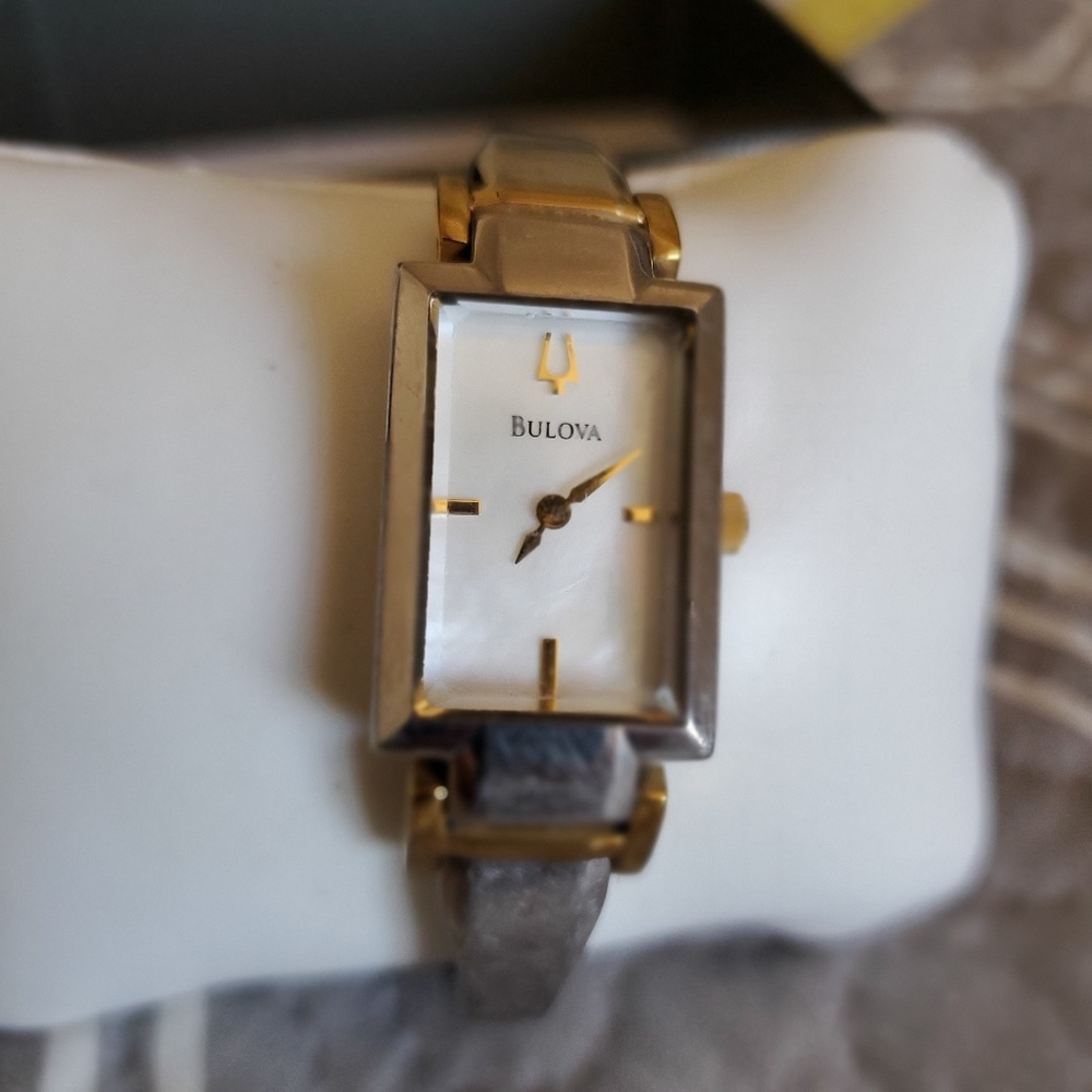Small, classy, Beautiful Bulova Watch - Picture 3 of 4
